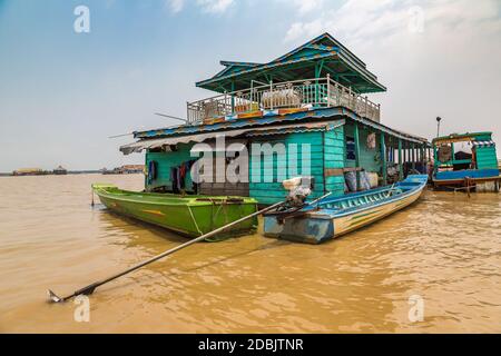 Chong Khneas schwimmendes Dorf in der Nähe von Siem Reap, Kambodscha an einem Sommertag Stockfoto