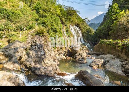 Wasserfall in Cat Cat Cat Dorf in der Nähe von Sapa, Lao Cai, Vietnam in einem Sommertag Stockfoto