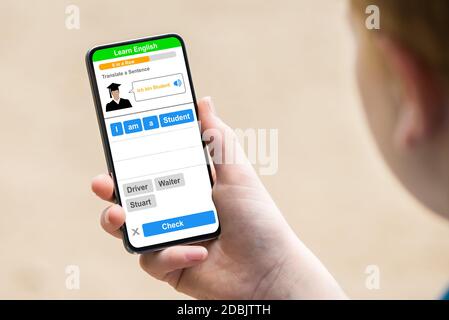Teenager Mit Englisch Sprache Lernen App Auf Handy Stockfoto