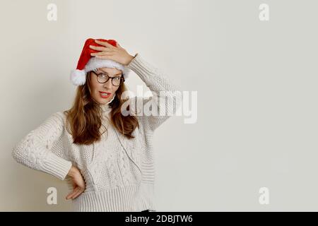 Frau mit Brille und weihnachtsmütze Stockfoto