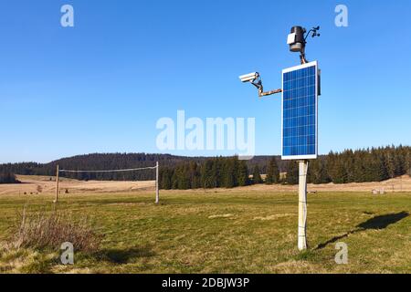 Solarbetriebene Wetterstation und CCTV-Kamera in abgelegener ländlicher Umgebung. Stockfoto