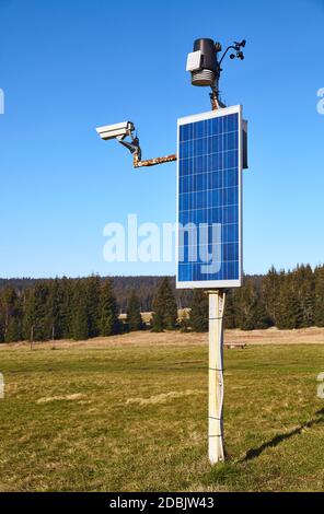 Solarbetriebene Wetterstation und CCTV-Kamera in abgelegener ländlicher Umgebung. Stockfoto