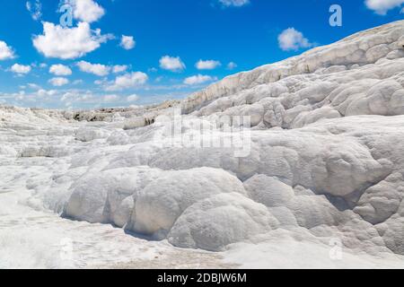 Travertin Pools und Terrassen in Pamukkale, Türkei in einem schönen Sommertag Stockfoto