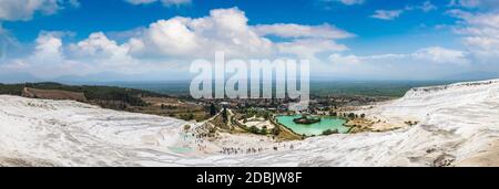 Panorama von Travertin Pools und Terrassen in Pamukkale, Türkei in einem schönen Sommertag Stockfoto