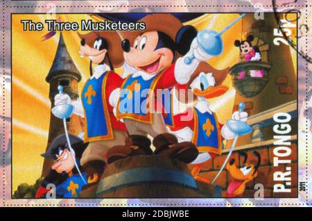 TONGO - UM 2011: Briefmarke gedruckt von Tongo, zeigt Walt Disney Zeichentrickfigur, die drei Musketiere, um 2011 Stockfoto