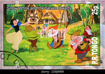 TONGO - UM 2011: Briefmarke gedruckt von Tongo, zeigt Walt Disney Zeichentrickfigur, Schneewittchen und die sieben Zwerge, um 2011 Stockfoto