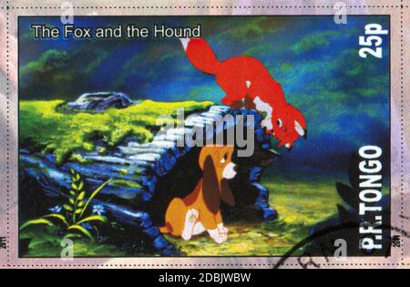 TONGO - UM 2011: Briefmarke gedruckt von Tongo, zeigt Walt Disney Zeichentrickfigur, Fuchs und Hund, um 2011 Stockfoto