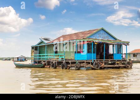 Chong Khneas schwimmendes Dorf in der Nähe von Siem Reap, Kambodscha an einem Sommertag Stockfoto