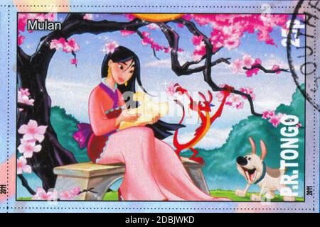 TONGO - UM 2011: Briefmarke gedruckt von Tongo, zeigt Walt Disney Zeichentrickfigur, Mulan, um 2011 Stockfoto
