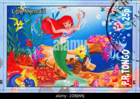 TONGO - UM 2011: Briefmarke gedruckt von Tongo, zeigt Walt Disney Zeichentrickfigur, kleine Meerjungfrau, um 2011 Stockfoto