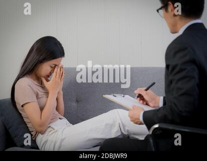 Traurige Frau mit Depression, die Beratung mit Psychiater im Krankenhaus psychiatrischen Service-Center Stockfoto