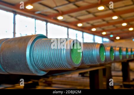 Gepumpte Kompressorrohre für den Ölbrunnen. Öl- und Gasanlagen. Stockfoto