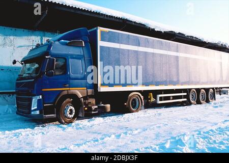 Ein großer Lastwagen mit einem Anhängerwagen. Ladetransport in einem Container auf einem LKW. Stockfoto