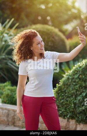 Junge Rotschopf Frau mit Handy Stockfoto