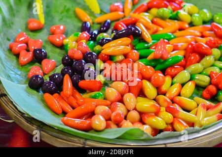 (Look Chup) hergestellt aus Mungbohnenpaste, Kokosmilch, Zucker und Beschichtung mit Gelatine, (Marzipan) berühmte Thai Desserts, bunte Früchte, frisch zubereitet Thai Stockfoto