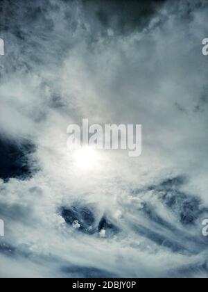 Dramatischer blauer Himmel Hintergrund, donnernder Himmel Landschaft Szene. Farbenfrohe Sicht auf den bewölkten Himmel in hellen Tönen. Dramatischer Himmelshintergrund, wolkige Himmelslandschaft, sonniger Blick auf den Himmel. Stockfoto