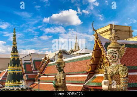 Dämonenwächter im Wat Phra Kaew (Tempel des Smaragd-Buddha), großer Palast in Bangkok an einem Sommertag Stockfoto