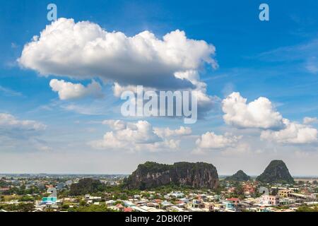 Panorama-Luftaufnahme der Marmorberge in Danang, Vietnam in einem Sommertag Stockfoto