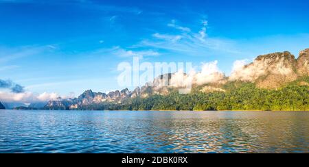 Panorama der schönen Natur am Cheow Lan See, Ratchaprapha Dam, Khao Sok Nationalpark in Thailand an einem Sommertag Stockfoto