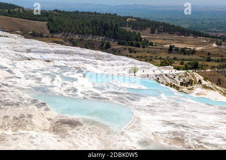 Travertin Pools und Terrassen in Pamukkale, Türkei in einem schönen Sommertag Stockfoto