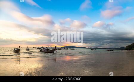 Panorama des traditionellen langen Schwanz Boot bei Sonnenuntergang auf Ao Nang Strand, Thailand in einem Sommertag Stockfoto