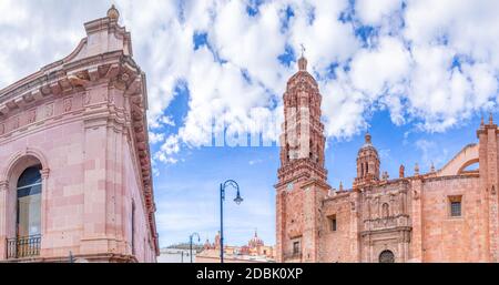 Die Kathedrale Unserer Lieben Frau von Der Himmelfahrt Zacatecas, die den Stil des Barock im mexikanischen Bundesstaat Zacatecas zeigt Stockfoto