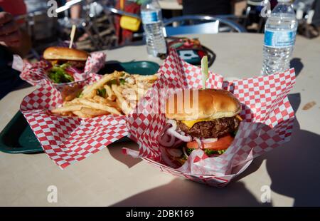 Cheeseburger im Nellie E Saloon, auch bekannt als Desert Bar, in Parker, Arizona Stockfoto