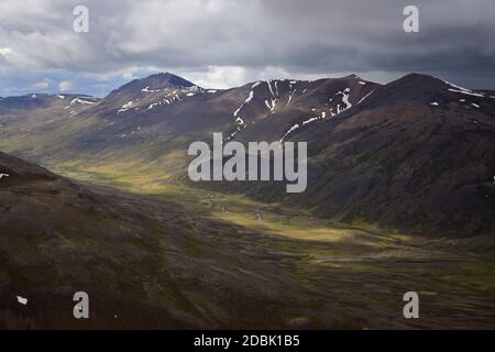 Isländische Landschaft. Das Tal zwischen dem Svinadalsfjall und die vatnsdalsfjall. Blick von oben auf einem Berg. Überwiegend bewölkt mit einigen Flecken von s Stockfoto