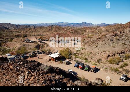 Geländewagen parkten im Nellie E Saloon, auch bekannt als Desert Bar, in Parker, Arizona Stockfoto