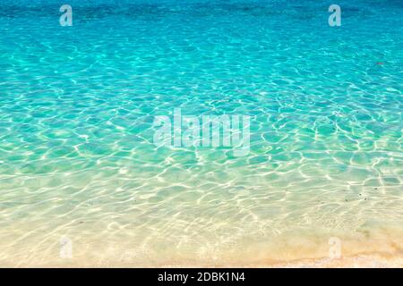 Klares Wasser Reflexionen auf flachen Sandboden, Thailand in einem Sommertag Stockfoto