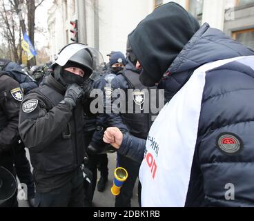 Nicht exklusiv: KIEW, UKRAINE - 17. NOVEMBER 2020 - Polizeibeamte stehen Wache vor dem Werchowna Rada Gebäude während des Kabinetts in Quarantäne! n Stockfoto