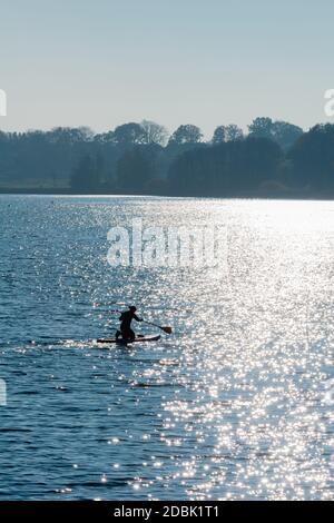 Frau aktiv im SUP, Stand-Up-Paddling am Selker Noor See, Busdorf bei Schleswig, Schleswig-Holstein, norddeutschland, Mitteleuropa Stockfoto