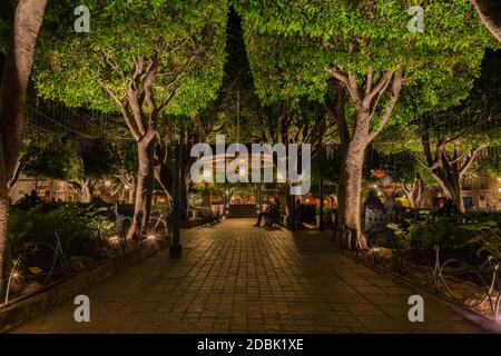 Der Kiosk im Allende Garten bei Nacht, San Miguel de Allende, Guanajuato, Mexiko Stockfoto