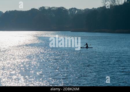 Frau aktiv im SUP, Stand-Up-Paddling am Selker Noor See, Busdorf bei Schleswig, Schleswig-Holstein, norddeutschland, Mitteleuropa Stockfoto