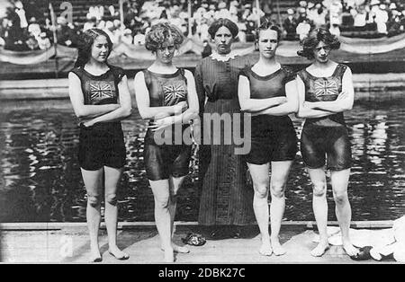 OLYMPISCHE SPIELE 1912 IN STOCKHOLM. Das siegreiche britische Frauen Freestyle 4x100 Meter Staffel Team. Von links: Bella Moore, Jennie Fletcher, Clara Jarvis (Coach), Annie Speirs, Irene Steer Stockfoto