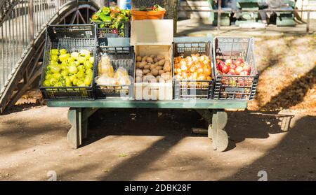 Obst und Gemüse in Kisten, auf der Straße zum Verkauf gestellt, Herbsternte, natürlich ohne Pestizide angebaut Stockfoto