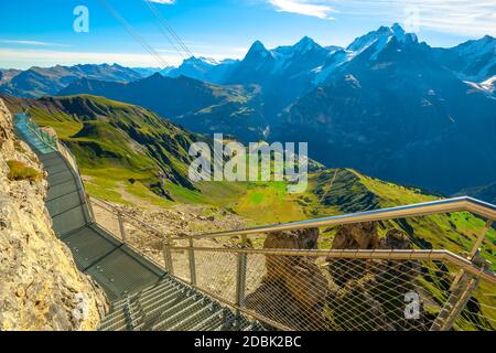 Kristallboden aufgehängt von Thrill Walk auf Schilthorn, Kanton Bern. Spektakuläre Landschaft mit schneebedeckten Gipfeln der Berner Voralpen bei Birg oben Stockfoto