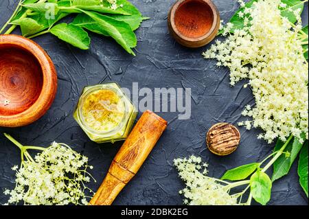 Heilende Tinktur ist Medizin aus Holunderblüten hergestellt.Kräutermedizin Stockfoto