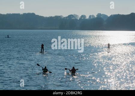 Kanu und Aktivität SUP, Stand-Up-Paddling auf dem Selker Noor See, Busdorf bei Schleswig, Schleswig-Holstein, Norddeutschland, Mitteleuropa Stockfoto