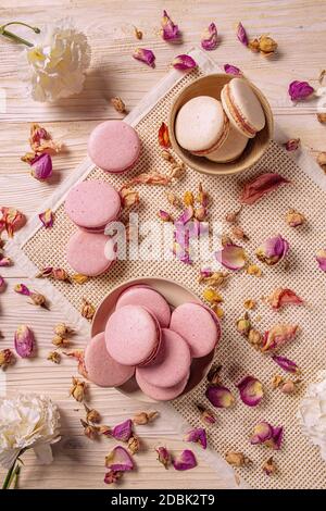 Französische Macarons Konfektion mit Mandelmehl, Baiser und süßen Füllungen Stockfoto