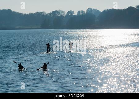 Kanu und Aktivität SUP, Stand-Up-Paddling auf dem Selker Noor See, Busdorf bei Schleswig, Schleswig-Holstein, Norddeutschland, Mitteleuropa Stockfoto