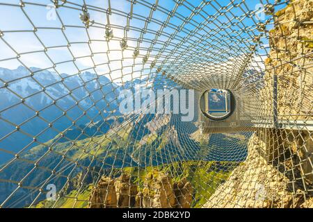 Adrenalinattraktion am Rande einer steilen Klippe in Birg, Schweiz. Rohr aus Netzen von Nervenkitzel Spaziergang auf Schilthorn, Kanton Bern. Schweizer Familie Stockfoto