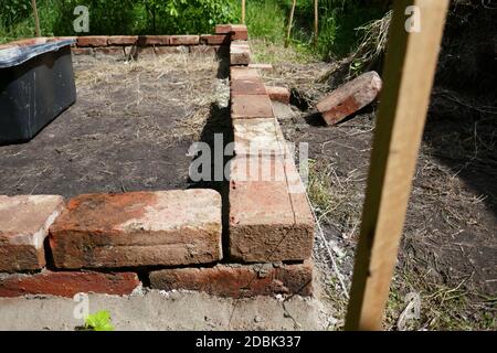 Hochbeet aus Ziegeln gemacht Stockfoto