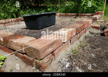 Hochbeet aus Ziegeln gemacht Stockfoto