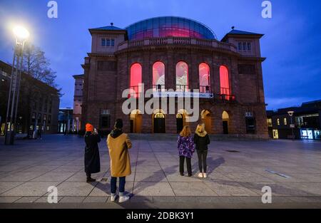 Mainz, Deutschland. November 2020. Zuschauer stehen vor dem Staatstheater. Mitarbeiter, Schauspieler, Tänzer und Sänger des Staatstheaters Mainz haben mit einem Flash Mob darauf aufmerksam gemacht, dass das Ensemble trotz Schließung noch da und lebendig ist. Quelle: Andreas Arnold/dpa/Alamy Live News Stockfoto