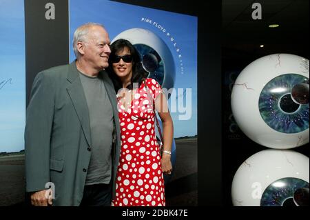 Pink Floyd bei der Vorstellung ihrer Pulse DVD bei Warner West End, London 3. Juli 2006 David Gilmour mit seinem Frau Polly Stockfoto