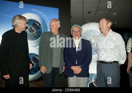 Pink Floyd bei der Vorstellung ihrer Pulse DVD im Warner West End, London 3. Juli 2006: Links Rick Wright, David Gilmour und Nick Mason mit Alain Levy, CEO Stockfoto