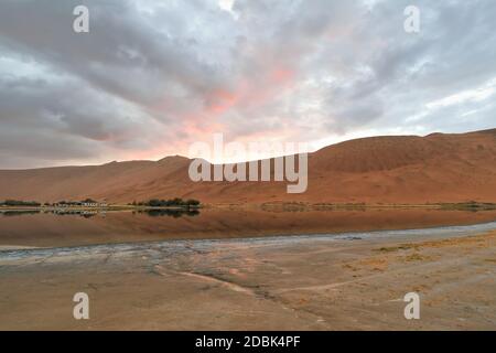 Sumu Jaran Seebeet-Badain Jaran Desert Temple- Sand Megadunes. Innere Mongolei-China-1118 Stockfoto