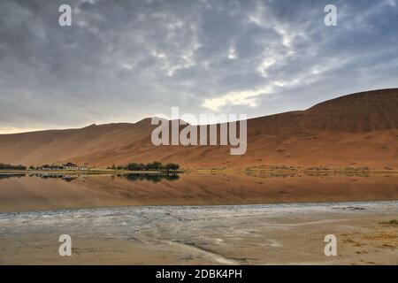 Sumu Jaran Seebeet-Badain Jaran Desert Temple- Sand Megadunes. Innere Mongolei-China-1119 Stockfoto