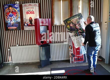 MJÖLBY, SCHWEDEN - 16. APRIL 2020: Kino, das während dieser Corona-Zeiten nur für gebuchte Gäste geöffnet ist. Foto Jeppe Gustafsson Stockfoto